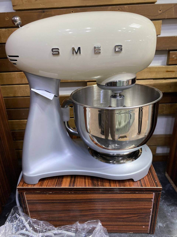 همزن برقی اسمگ مدل SMEG SMF02PGYK